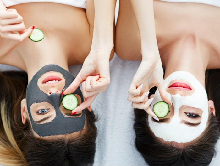2 mujeres jóvenes con mascarillas faciales