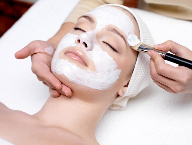 Spa Terapia de Belleza. Le aplican una mascarilla facial a una mujer