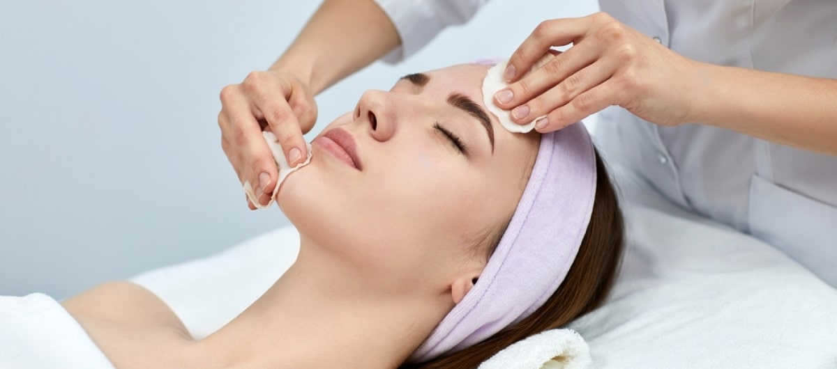10 Impresionantes Beneficios de la Limpieza Facial Profunda